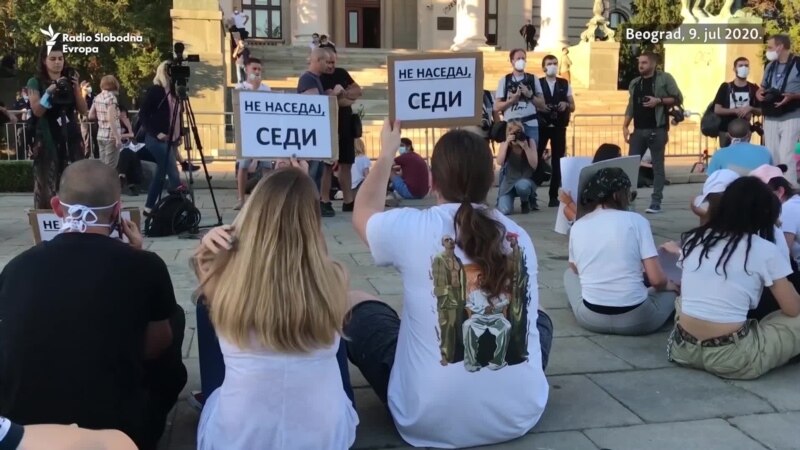 Beograd: Građani na pločniku ispred Skupštine Srbije