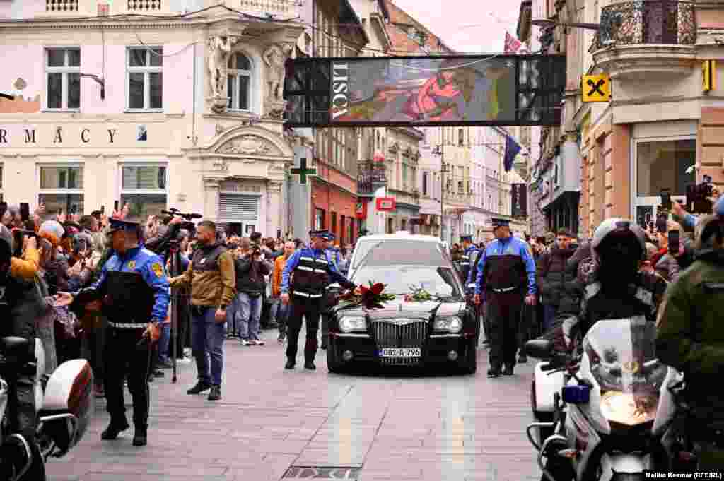 Građani ispraćaju Halida Bešlića u ulici Ferhadija u starom dijelu Sarajeva.