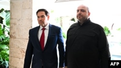 Марко Рубио, вазири умури хориҷии Амрико (чап) бо Рустам Умаров, дабири Шӯрои амнияти миллии Украина (рост). Флорида, 30-юми ноябри 2025