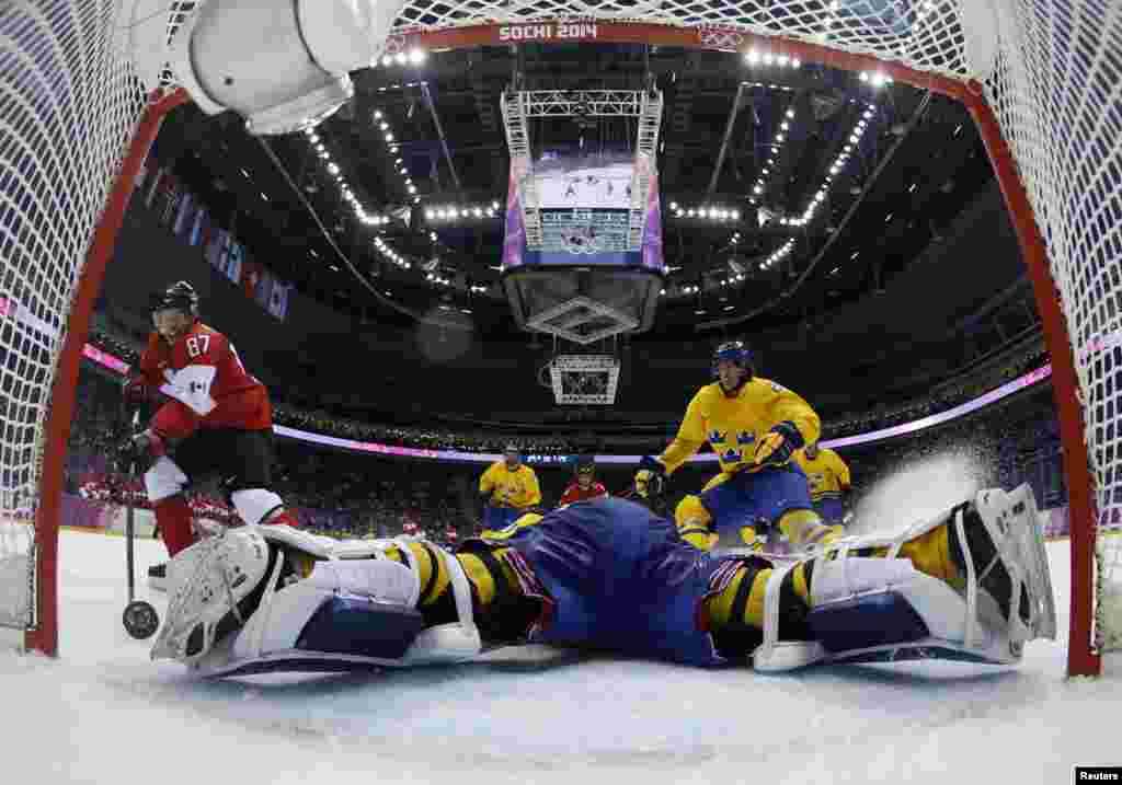 Canada&#39;s Sidney Crosby (87) scores on a breakaway past Sweden&#39;s goalie Henrik Lundqvist during the second period of their men&#39;s ice hockey gold medal game. (Reuters/Julio Cortez/Pool)