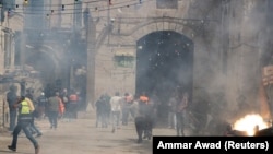 Postoji bojazan od novog nasilja kasnije u ponedjeljak zbog planiranog jevrejskog nacionalističkog marša u gradu (na fotografiji sukobi 10. maja)