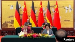 Канцлер Німеччини Фрідріх Мерц та прем'єр-міністр Китаю Лі Цян відвідали церемонію підписання у Великому залі народних зборів у Пекіні, Китай, 25 лютого 2026 року 