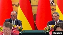 Cancelarul german Friedrich Merz și premierul chinez Li Qiang participă la o ceremonie de semnare la Marele Palat al Poporului din Beijing, China, 25 februarie 2026. 
