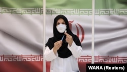 Një punëtore shëndetësore bën gati një vaksinë kundër koronavirusit në Teheran.