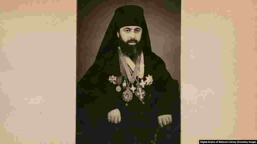 ახალგაზრდა ილია მეორე (ერისკაცობაში ირაკლი გიორგის ძე ღუდუშაურ-შიოლაშვილი), სრულიად საქართველოს კათოლიკოს-პატრიარქი და მცხეთა-თბილისის მთავარეპისკოპოსი, ბიჭვინთისა და ცხუმ-აფხაზეთის მიტროპოლიტი. ფოტო გადაღებულია 1967 წელს, ათი წლით ადრე პატრიარქად აღსაყდრებამდე.