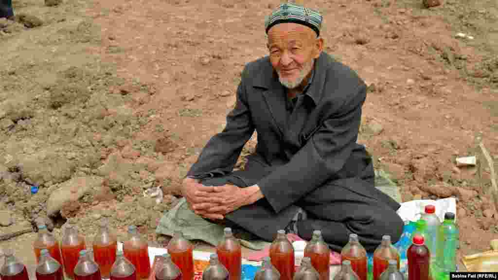 Un uigur zîmbitor în fața Bazarului de la Kashgar.