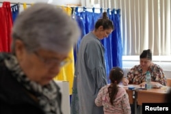 În România, parlamentarii sunt aleși prin vot universal, conform sistemului de vot pe liste, o dată la patru ani, iar președintele – prin vot în două tururi pentru un mandat de cinci ani. Imagine generică de la alegerile din mai 2025.