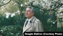 Залкар жазуучу Брюсселдин гүл багында (Ибрагим Бакиров тарткан сүрөт) 