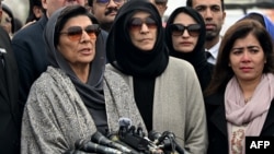 عمران خان خور علیمه خان (له کیڼ لوري لومړۍ) له اډیالې زندانه بهر له رسنیو سره خبرې کوي - انځور له ارشیفه. 