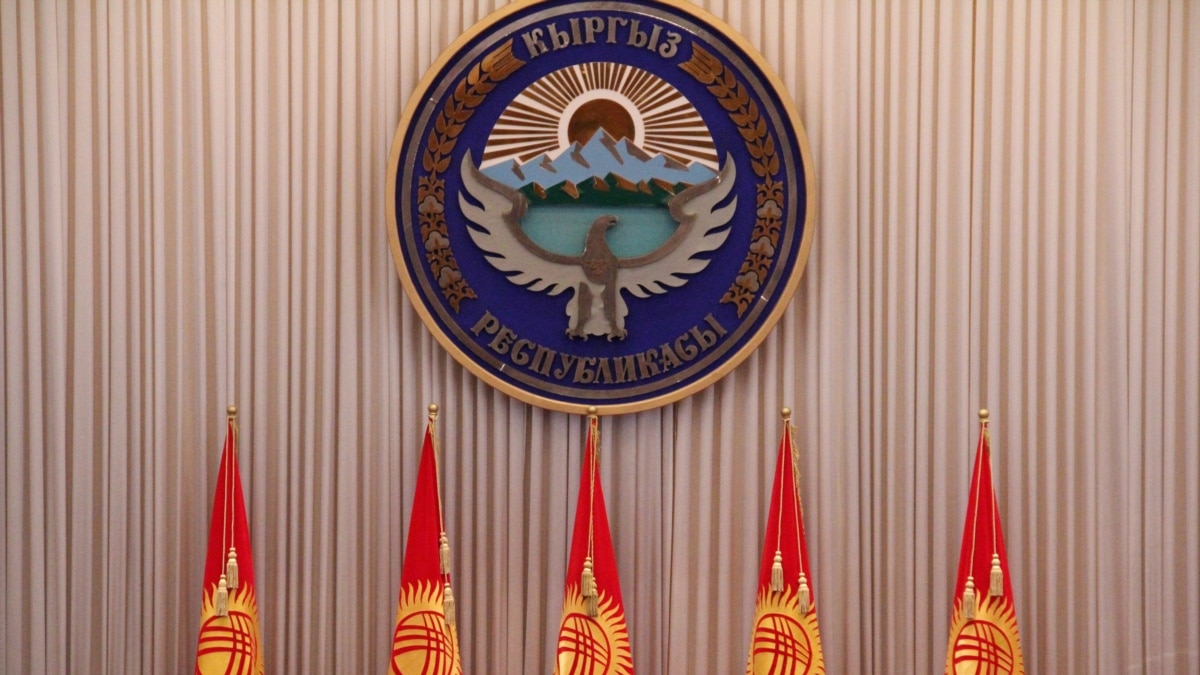 Кыргызская республика 18. Национальный флаг кыргызстана. Символы государства кыргызстан. Герб и флаг кыргызстана. Парчами киргизистан.