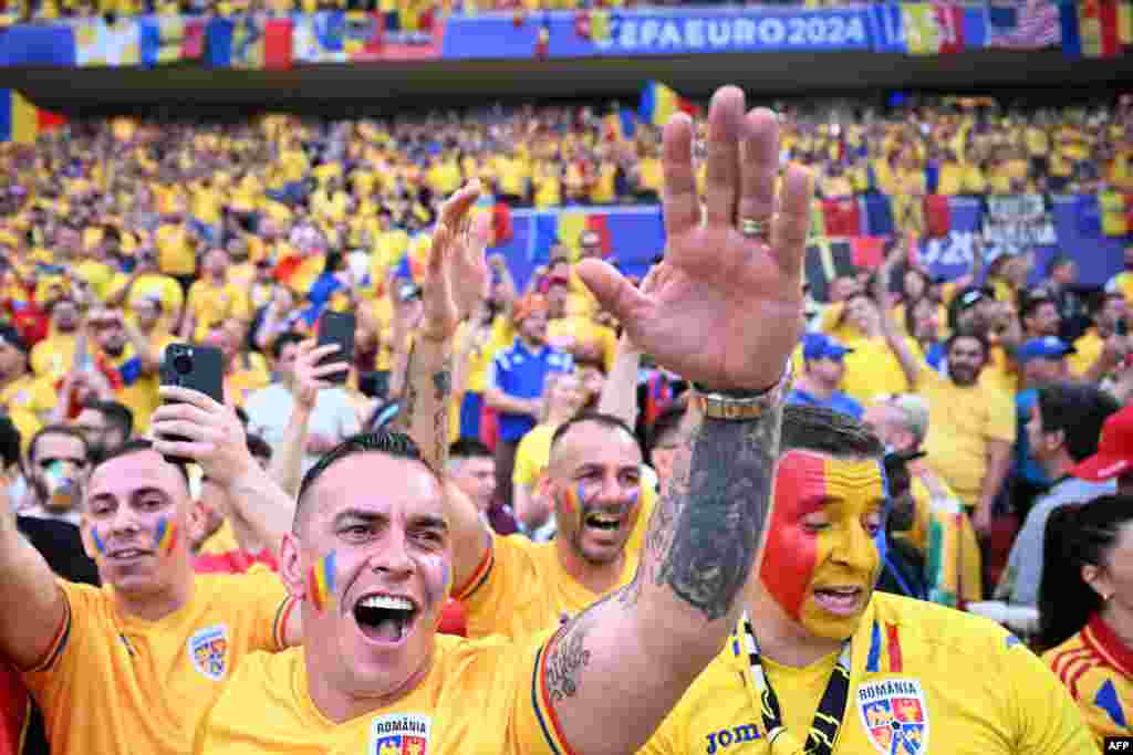 Suporterii echipei naționale de fotbal a României își încurajează echipa înainte de meciul cu Belgia (22 iunie 2024).&nbsp;