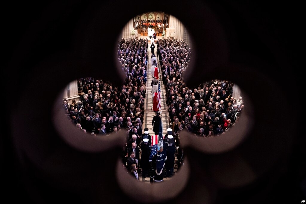 Jimmy Carter ishte djali i një fermeri kikirikësh, i cili u bë presidenti i 39-të i Shteteve të Bashkuara dhe laureat i Çmimit Nobel për Paqe, për përpjekjet e tij për të gjetur zgjidhje paqësore për konfliktet ndërkombëtare. &nbsp; &nbsp; 