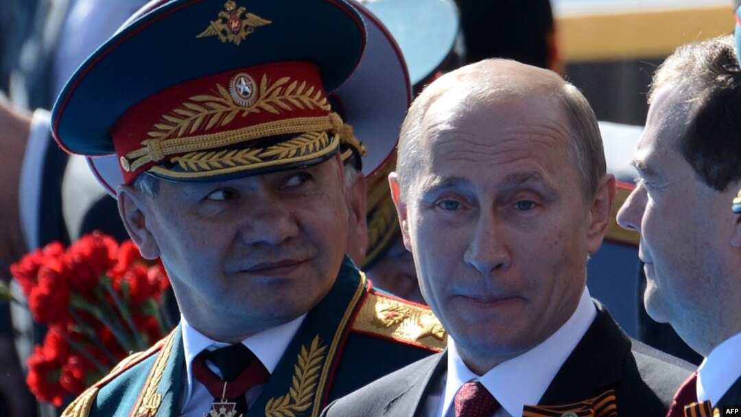 Ілюстраційне фото. Президент Росії Володимир Путін (в центрі), російський прем’єр Дмитро Медведєв (праворуч) і міністр оборони Росії Сергій Шойгу на параді у Москві 9 травня 2014 року