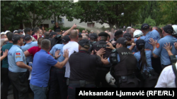 Судир меѓу демонстрантите и полицијата во Подгорица, Црна Гора пред доделувањето на наградата Тринаесетти јули