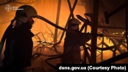 Рятувальники гасять пожежу, що виникла внаслідок російського удару по Київщині, 19 жовтня 2026 року