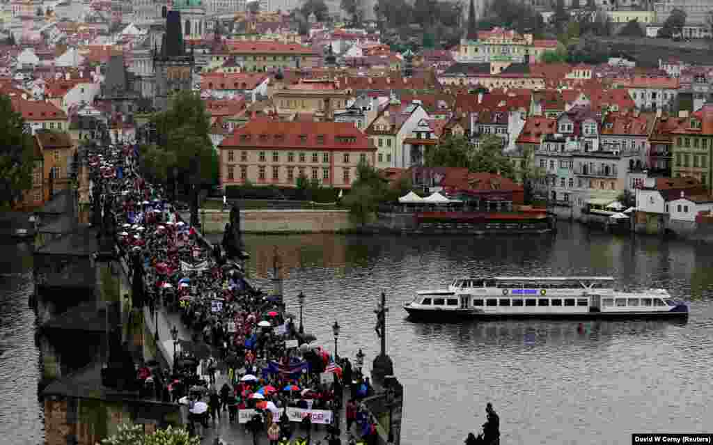 Хода протестувальників на Карловому мості у Празі