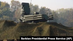 Російське державне агентство новин ТАСС 6 листопада повідомило, що системи доправлять до Сербії «у найближчі кілька місяців, згідно з підписаним контрактом»