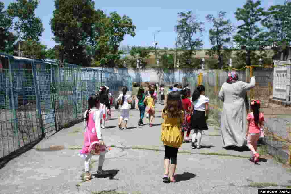 Кӯдакон дар Боғи ҳайвонот тамошо доранд.