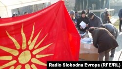 Граѓани протестираат пред Собранието против Законот за јазици и промена на името.