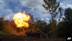Українські військові ведуть вогонь по російських позиціях у Донецькій області, 24 червня 2024 року