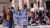 Demonstranti se okupljaju na uglu ulica Grove i Koledž nakon što je razbijen kamp na Plazi. Propalestinski demonstranti pozivali su Jejl da prekine finansijske veze sa investitorima - proizvođačima oružja, u Nju Hejvenu, Konektikat, 22. aprila 2024. 