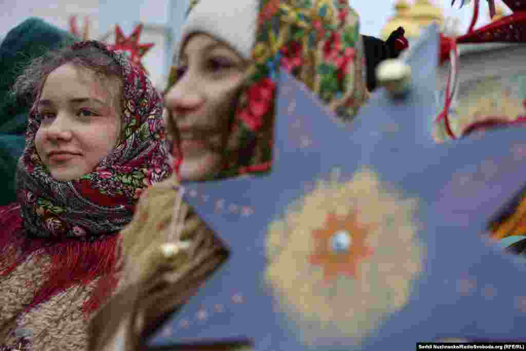 Колядниці у традиційних українських хустках.Під час ходи лунали колядки у виконанні київських фольклорних гуртів «ЩукаРиба» та «Стодивниця і Різдвяний дзвін», а також дзвеніли церковні дзвони