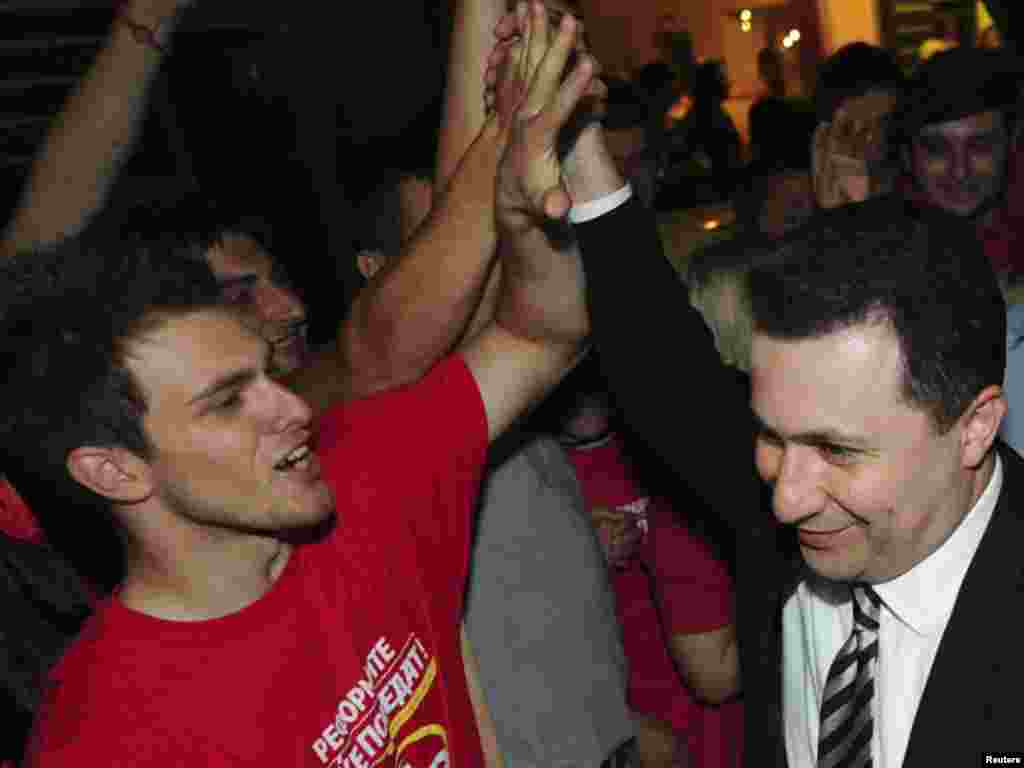 Makedonija - Koalicija na čelu sa VMRO-DPMNE pobijedila je na vanrednim parlamentarnim izborima. Premijer Nikola Gruevski slavi pobjedu sa pristalicama, Skopje, 05.06.2011. Foto: Reuters / Ognen Teofilovski