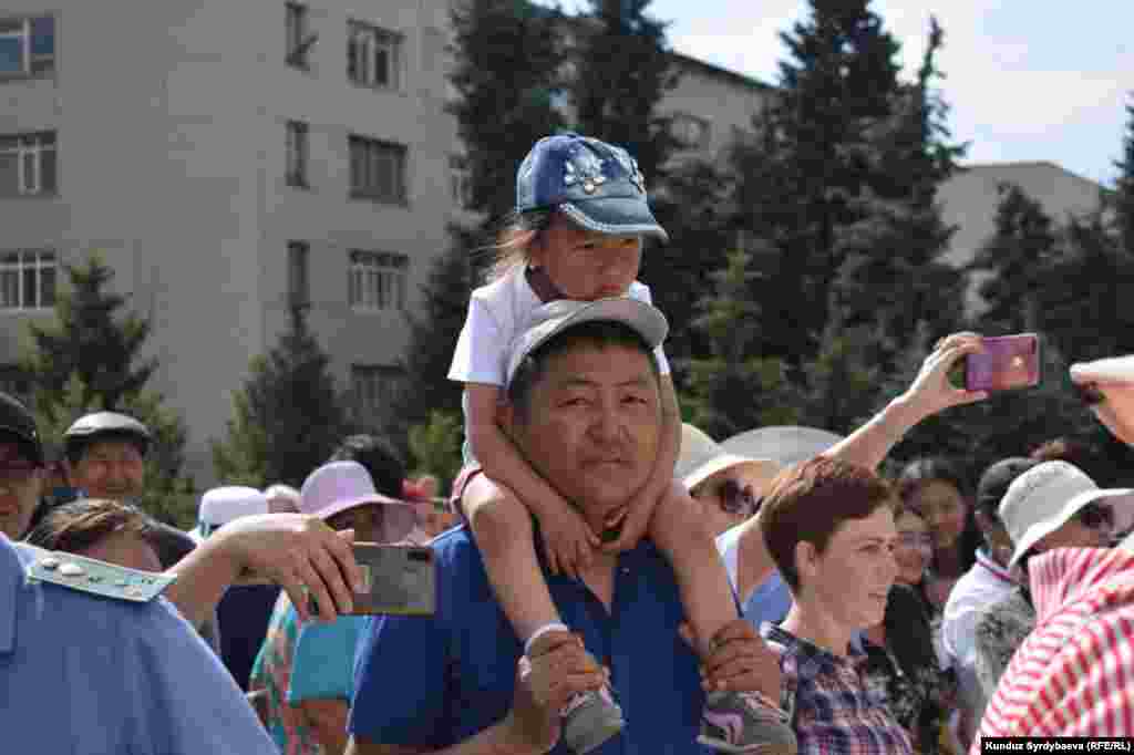 Караколдун өзгөчө тамагынан даам сызууга келген айылдыктар.&nbsp;