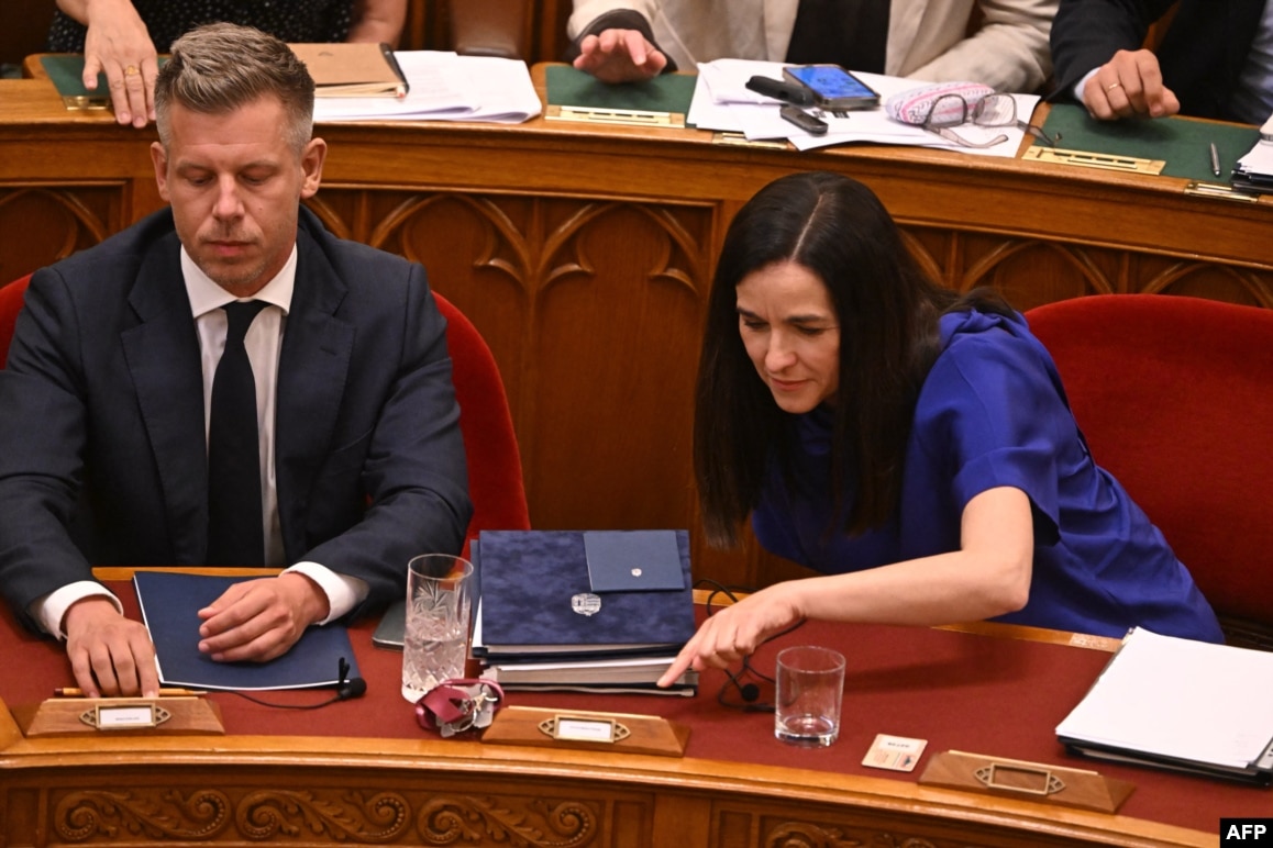 Петер Мадяр та очільниця МЗС Угорщини Аніта Орбан в будівлі угорського парламенту