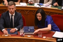 Прем’єр-міністр Угорщини Петер Мадяр і міністерка закордонних справ Аніта Орбан голосують під час засідання парламенту в Будапешті 13 липня 2026 року.