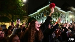 شادی طرفداران نیکوشور دان، نامزد برندهٔ انتخابات ریاست‌جمهوری رومانی، پس از اعلام پیروزی او