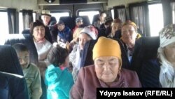 Ош-Отуз-Адыр каттамындагы кичавтобустун жүргүнчүлөрү
