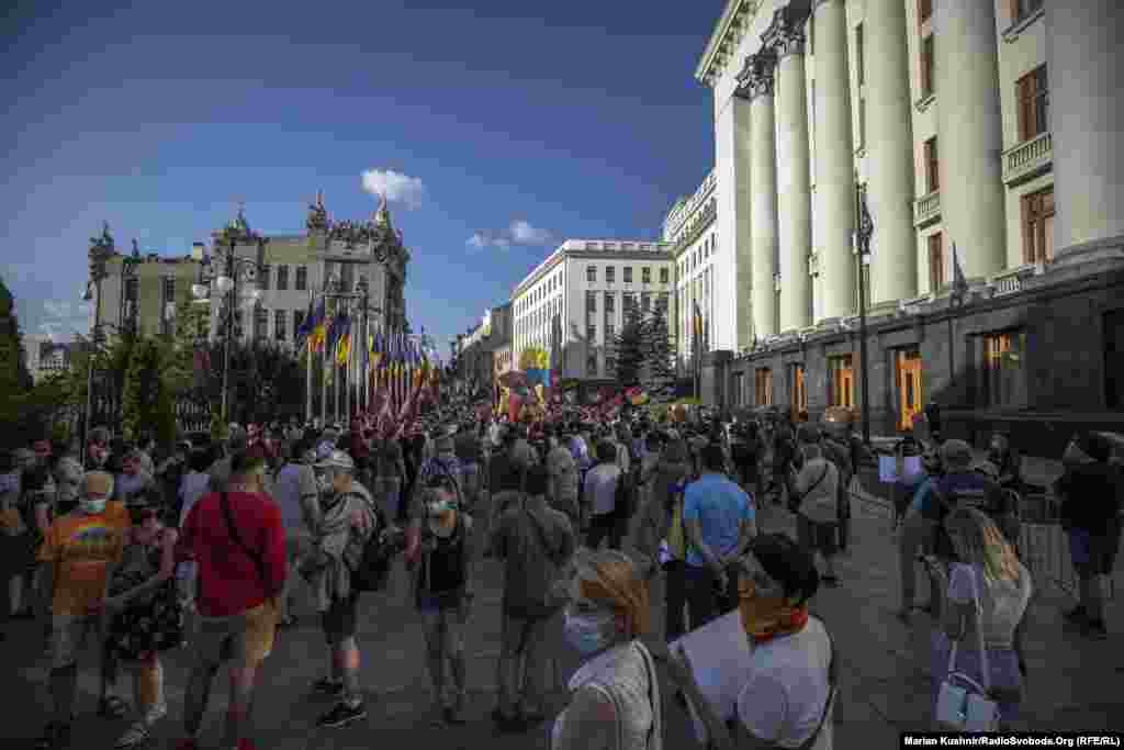 Кілька сотень людей зайшли на площу перед будівлею Офісу президента