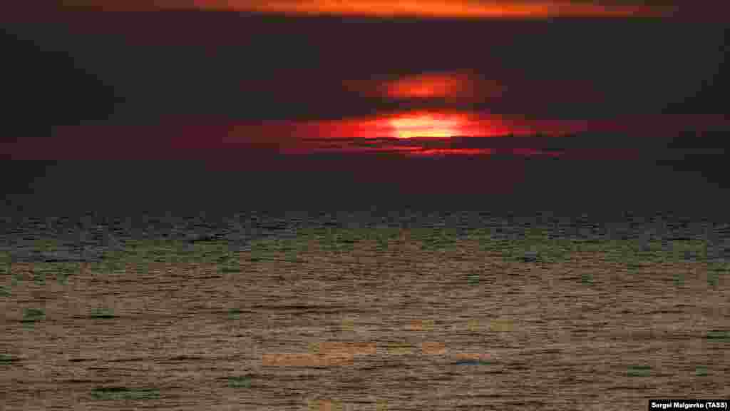 Черное море на закате у мыса Херсонес