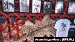 Кожомкулдун боз үй музейиндеги илбирстин териси. 