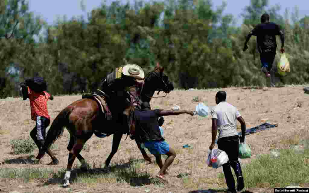A menekültek egy része vissza-visszatér Mexikóba, hogy élelmet szerezzen magának és a családjának. A képen egy texasi lovas határőr ragadja meg az egyik menekültet a pólójánál fogva, aki épp visszatérne Mexikóból a texasi határhoz