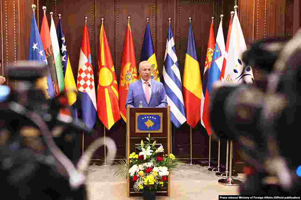 КОСОВО - Ние го гледаме дијалогот како значаен процес кој дава можности за затворање на темното поглавје меѓу Косово и Србија. Нормализирањето на односите со меѓусебно признавање е единствената цел, ништо помалку, така што ја цениме силната позиција на Вашингтон во овој правец, напиша на социјалните мрежи шефот на косовската дипломатија Беџет Пацоли, по средбата со американскиот дипломат Метју Палмер.