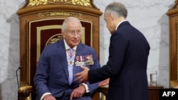 Король Великої Британії Чарльз III розмовляє з прем’єр-міністром Канади Марком Карні під час відкриття сесії парламенту Канади в Оттаві, 27 травня 2025 року