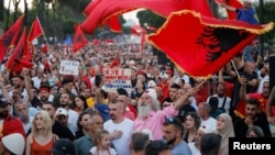 Demonstranti u glavnom gradu Albanije, Tirani, 21. juna.