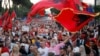 Protestues në kryeqytetin shqiptar Tiranë, më 21 qershor. Huduti ishte parë në njërën prej protestave të këtij muaji kundër Qeverisë shqiptare.