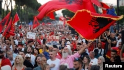 Protestues në kryeqytetin shqiptar Tiranë, më 21 qershor. Huduti ishte parë në njërën prej protestave të këtij muaji kundër Qeverisë shqiptare.