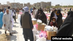 برنامه جهانی غذا در حال توزیع مواد غذایی بین ساکنان شهر هرات. ۲۳ میلیون افغان به کمک‌های خارجی نیاز دارند.