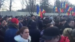 Atmosferă din faţa Parlamentului, din tabăra socialiştilor şi a Partidului Nostru