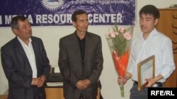 Алишер Саипов атындагы сыйлыктын лауреаты "Азаттыктын кабарчысы Жанар Акаев (оңдо)