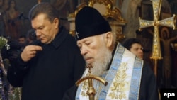 Митрополит Володимир і Віктор Янукович у Києво-Печерській лаврі, 16 січня 2010 року