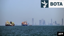 Anije komerciale duke lundruar në brigjet e Dubait më 11 mars. 