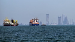 Коммерческие суда разных стран на рейде порта Дубая, в ожидании возобновления судоходства через Ормузский пролив. 15 марта 2026 года