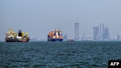 Коммерческие суда разных стран на рейде порта Дубая, в ожидании возобновления судоходства через Ормузский пролив. 15 марта 2026 года