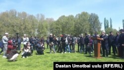 МХДҚ раиси Қ. Ташиев Қуршобдаги норозилик акцияси иштирокчилари билан учрашувда, 2021 йил 25 апрели