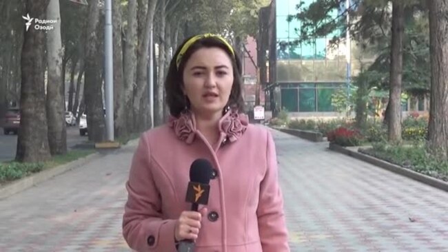 Пизишкони тоҷик бо хилъати сафед дар кӯчаҳои Душанбе. Сокинон чӣ мегӯянд?